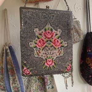 Vintage/Antique Victorian beaded floral Purse! Silver colored chain & engraving!